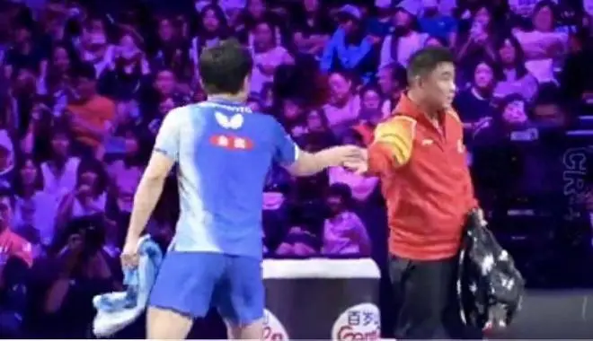 张本智和在日本乒乓球冠军赛上投诉王皓引发争议