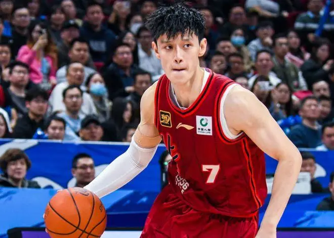 北京男篮与北控男篮德比战引关注 曾凡博杨瀚森表现成焦点